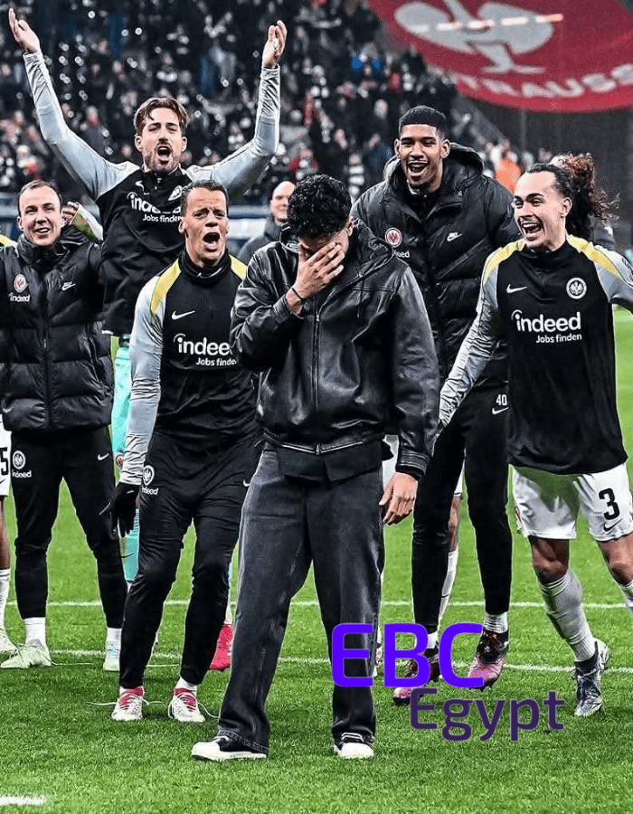 عمر مرموش لم يتمالك نفسه وبكى متأثرًا بحب جماهير فرانكفورت له بعد تأكد رحيله